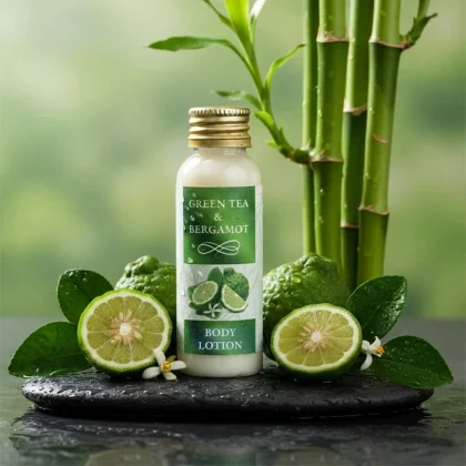 Crema corpo hotel linea Green Tea & Bergamot in flacone da 30ml con lozione bianca densa, bergamotto fresco e bamboo su pietra nera.