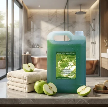 Tanica da 5 litri di shampoo doccia hotel alla mela verde su un piano in marmo con fette di mela fresca, asciugamani e bagno moderno sullo sfondo.