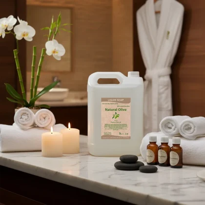 Tanica da 5 litri di sapone liquido mani per hotel linea Natural Olive, disposta su un piano di marmo con asciugamani, candele e pietre zen.