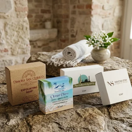 Composizione di saponi per hotel in scatoline di cartoncino bianco e avana con stampa diretta personalizzata dei loghi.