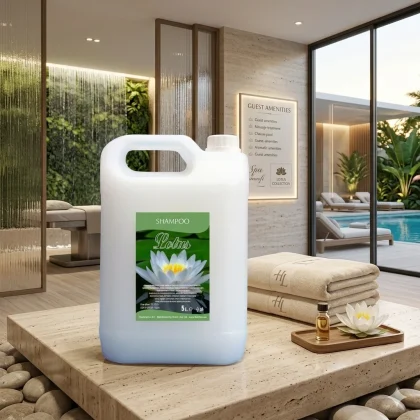 Tanica da 5 litri di shampoo per hotel linea Lotus Collection su un piano in pietra in una SPA di lusso accanto a una piscina.