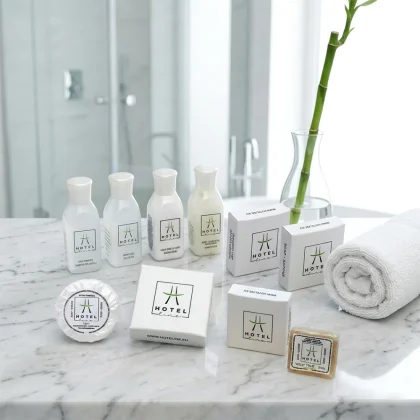 Kit cortesia hotel linea Hotel Line con flaconi bianchi da 30ml, saponette e scatoline bianche con logo verde e nero.