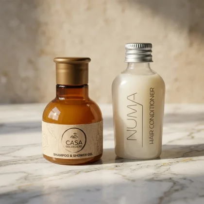 Esempi di linea cortesia personalizzata con flaconi da 35ml ambrati e trasparenti con loghi hotel su misura.
