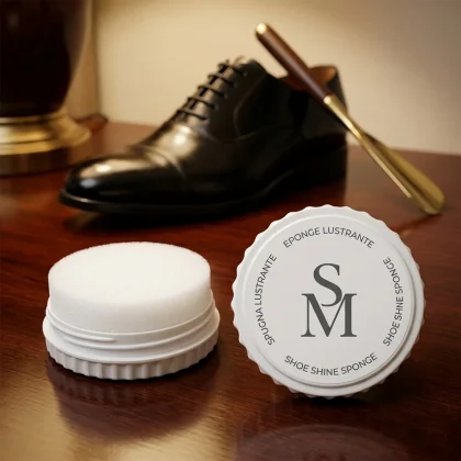 Spugna lustrascarpe per hotel personalizzata con logo circolare su coperchio bianco, contenitore aperto su superficie elegante.